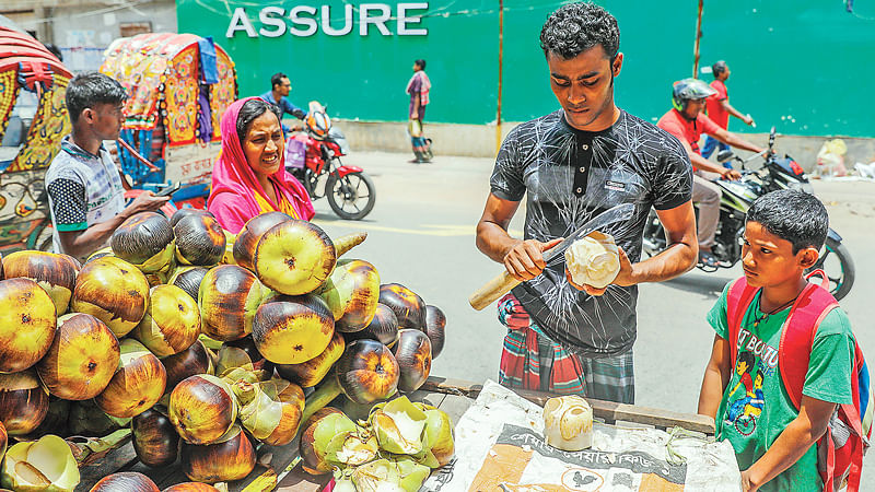 বাজারে উঠেছে কচি তালশাঁস। গরমে তৃষ্ণা মেটানোর জন্য ক্রেতাদের কাছে তালশাঁসের কদর রয়েছে। গত বৃহস্পতিবার সকালে মোহাম্মদপুরের বাবর রোডে।  ছবি: প্রথম আলো