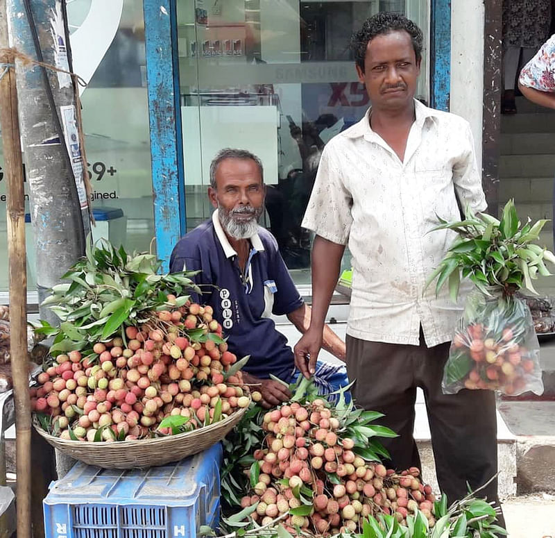 মৌলভীবাজারে এখন স্থানীয় লিচু দাপটের সঙ্গে নিজেদের জাহির করছে। ছবি: প্রথম আলো