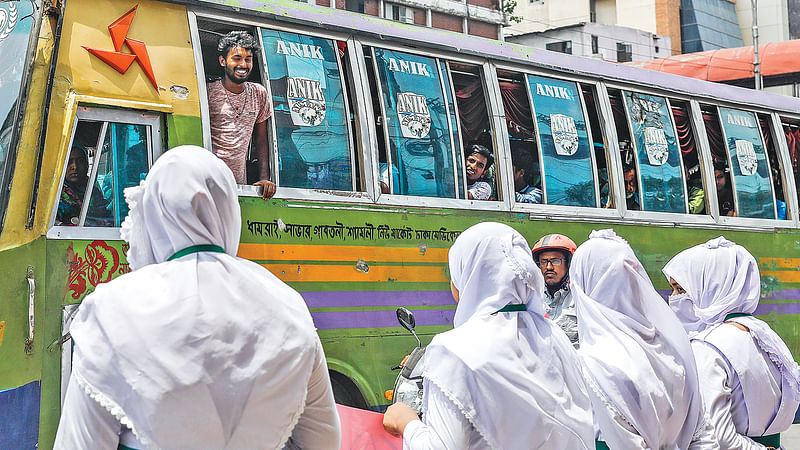 শাহিনুরসহ গণপরিবহনে ধর্ষণ ও হত্যাকাণ্ডের বিচারের দাবিতে যখন তাঁর সহকর্মীরা রাস্তায় নেমে এসেছিলেন, তখন তাঁদের দিকেও ছিল গণপরিবহনের চালকের সহকারীর তাচ্ছিল্যের দৃষ্টি। ৯ মে রাজধানীর কল্যাণপুরে।  ছবি: সাবিনা ইয়াসমিন