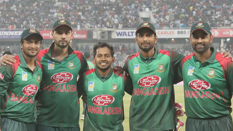 পাঁচজনের তিনজনই খেলছেন এক দলে