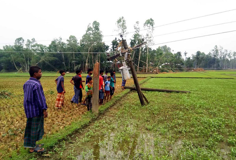 টাঙ্গাইলের গোপালপুর উপজেলার বালবাড়ি গ্রামের ওপর দিয়ে গতকাল শুক্রবার বয়ে যাওয়া কালবৈশাখীতে ভেঙে যায় পল্লী বিদ্যুতের সঞ্চালন লাইনের খুঁটি। এতে কয়েকটি গ্রাম বিদ্যুৎ–বিচ্ছিন্ন হয়ে পড়ে। ছবি: প্রথম আলো।