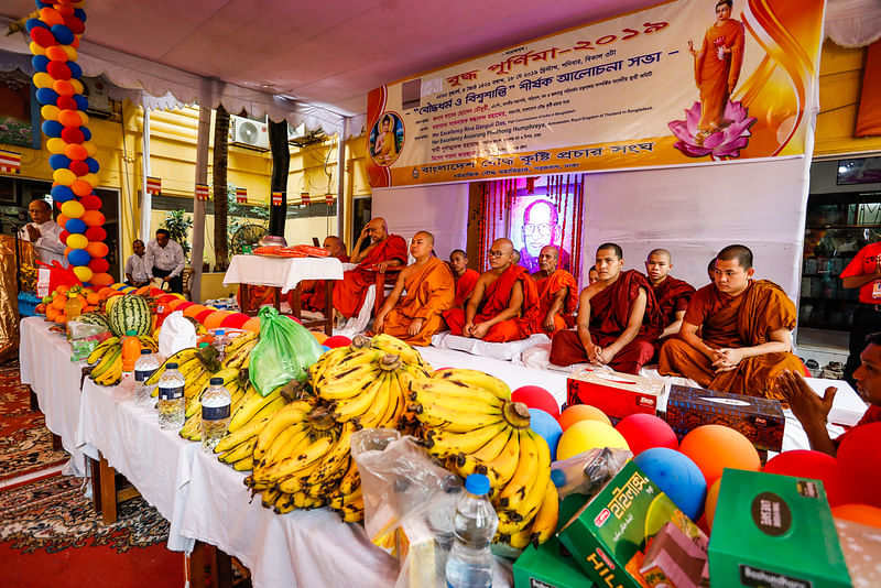 বাসাবো ধর্মরাজিক বৌদ্ধ মহাবিহারে সংঘদানে ভিক্ষুরা