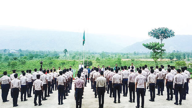 জাতীয় পতাকার প্রতি সম্মান প্রদর্শন করছে শিক্ষার্থীরা