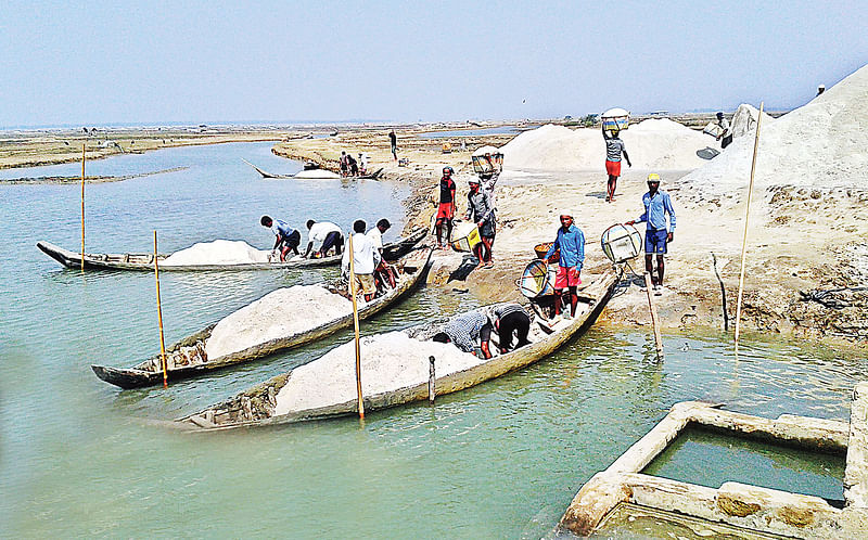 নৌকায় করে লবণ কক্সবাজারের বদরখালী খালের ঘাটে নেওয়া হচ্ছে। পরে তা কার্গো ট্রলারযোগে চট্টগ্রামসহ দেশের বিভিন্ন স্থানে নেওয়া হবে। সম্প্রতি মহেশখালীর নলবিলা গ্রামে।  প্রথম আলো