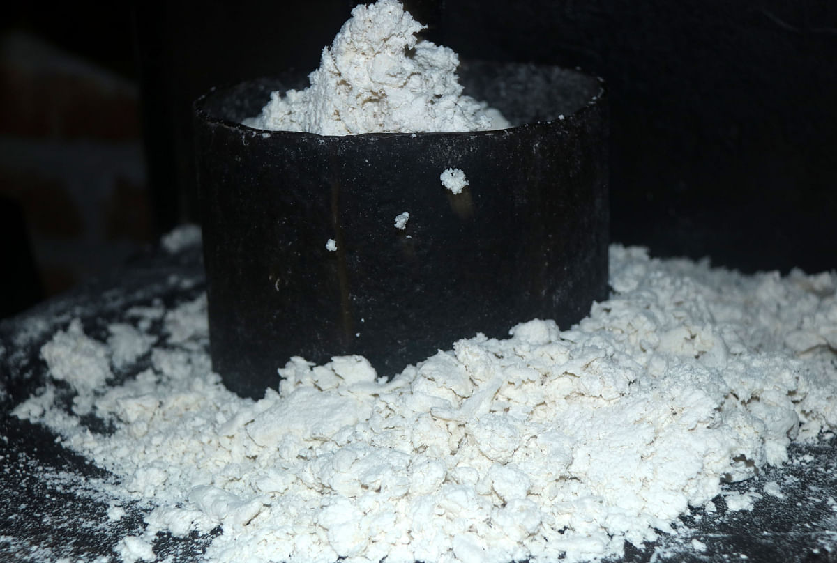 চিকন সেমাইপল্লিতে সেমাই তৈরির জন্য পানি দিয়ে ময়দার খামির তৈরি হচ্ছে