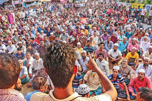 পাটকলশ্রমিকদের দাবি আদায়ে খুলনার নতুন রাস্তা মোড়ে শ্রমিক-ছাত্র-জনতা-ঐক্যের ব্যানারে অনুষ্ঠিত সমাবেশ। প্রথম আলো ফাইল ছবি