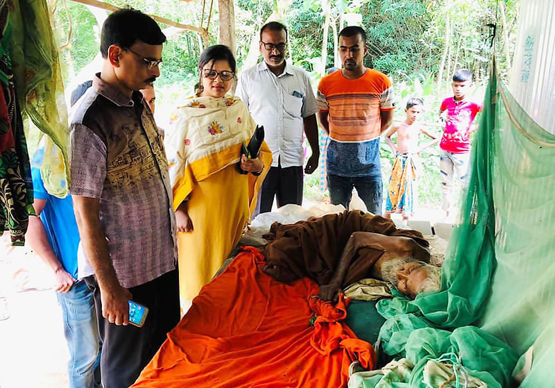 বৃদ্ধ মাহমুদ আলীর পাশে শ্রীপুরের ভারপ্রাপ্ত ইউএনও ফাতেমাতুজ জোহরা। নিজমাওনা, শ্রীপুর, গাজীপুর, ২০ মে। ছবি: সাদিক মৃধা