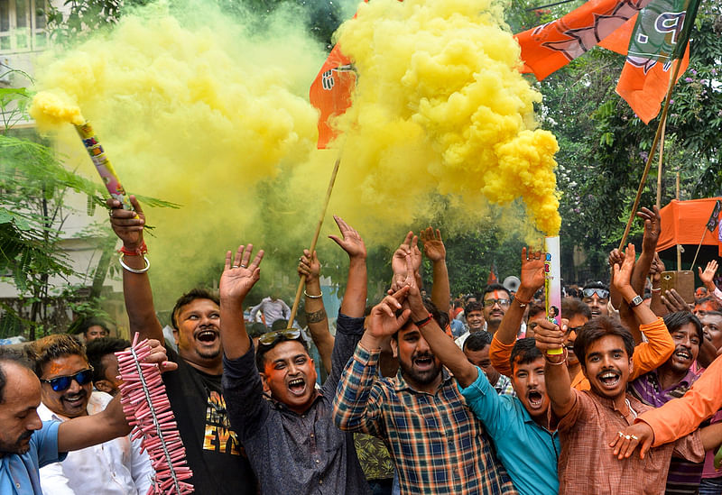 লোকসভা নির্বাচনের ফল ঘোষণার শুরুতেই ক্ষমতাসীন দল বিজেপির প্রার্থীদের জয়-জয়কার। ফের ক্ষমতায় ফেরার আনন্দে উচ্ছ্বসিত দলটির কর্মী-সমর্থকেরা। শিলিগুড়ি, ভারত, ২৩ মে। ছবি: এএফপি