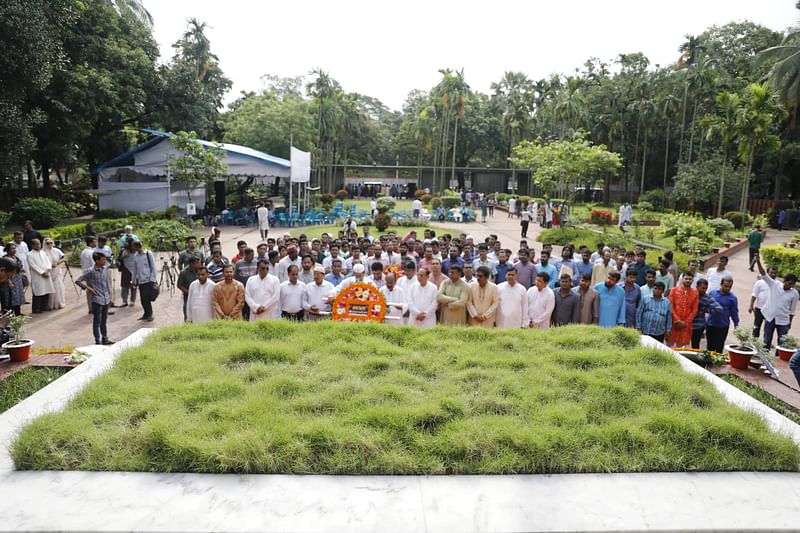 ঢাকা বিশ্ববিদ্যালয় কেন্দ্রীয় মসজিদের পাশে কবির সমাধিতে মানুষের ঢল