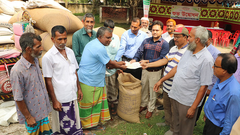 রাজবাড়ীর গোয়ালন্দ উপজেলায় সরাসরি কৃষকদের কাছ থেকে ধান ও গম সংগ্রহ করছেন উপজেলার নির্বাহী কর্মকর্তা (ইউএনও)। ছবি: এম রাশেদুল হক