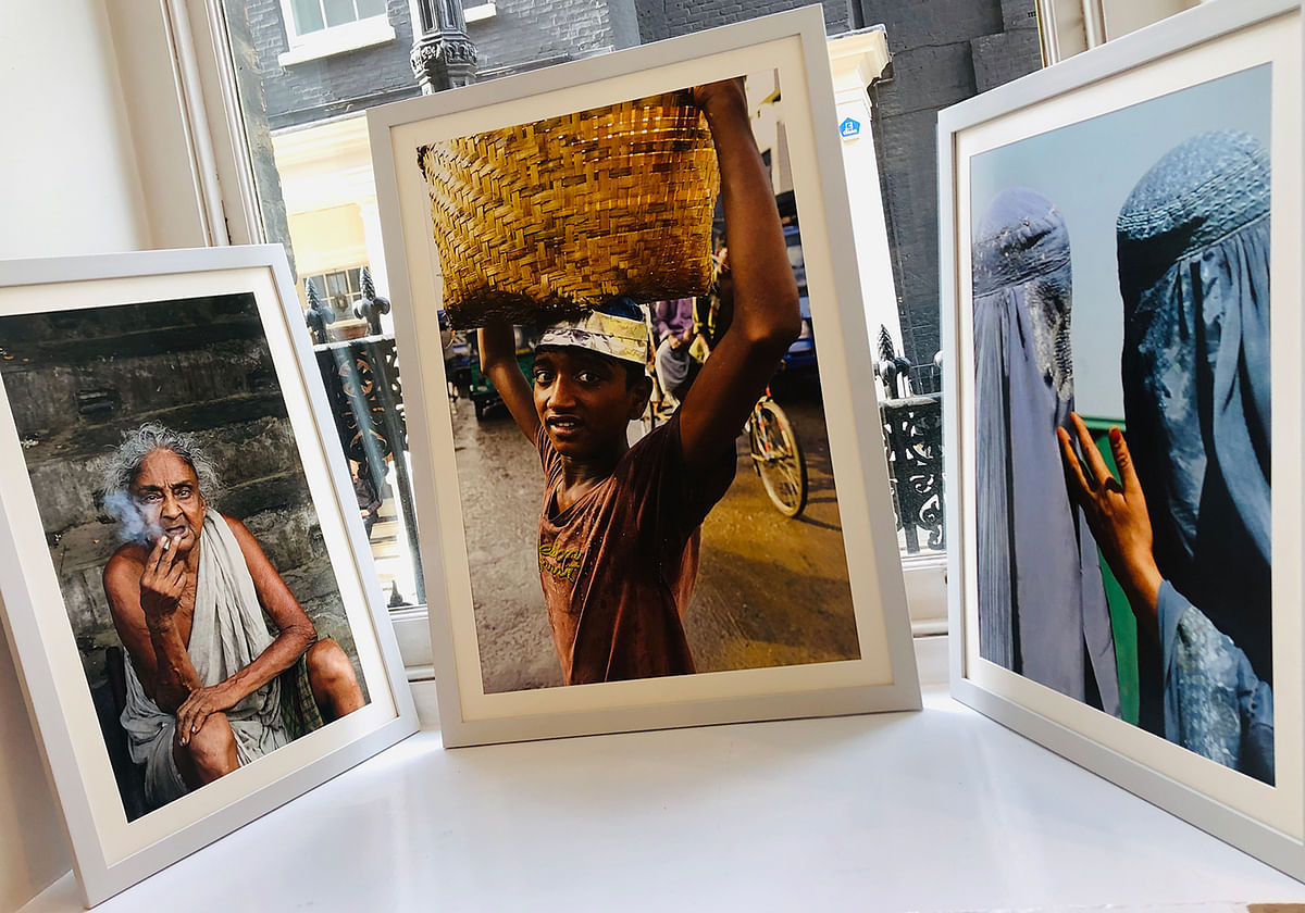 মাঝের ছবিতে খাঁচি মাথায় এক পরিশ্রান্ত কিশোর। ছবিটি ২০১৬ সালে চট্টগ্রাম শহরে তোলা