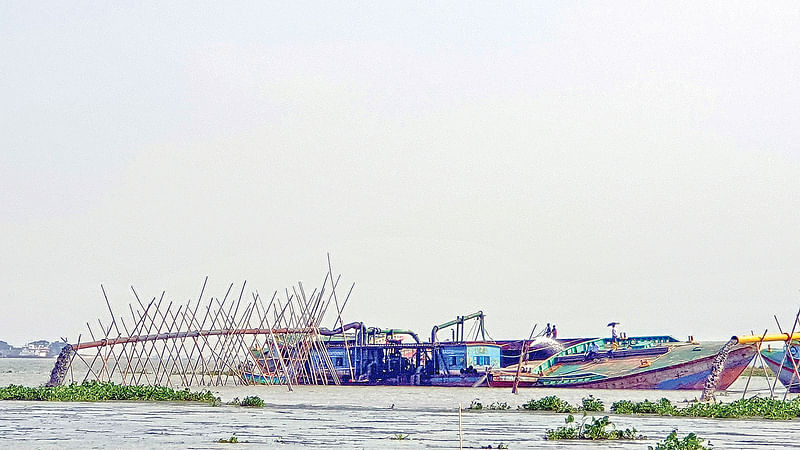 সোনারগাঁয়ের চর রমজান এলাকায় এভাবেই ড্রেজার দিয়ে মেঘনা ও এর শাখা নদী ভরাট করা হচ্ছে। গতকাল দুপুরে তোলা।  ছবি: প্রথম আলো