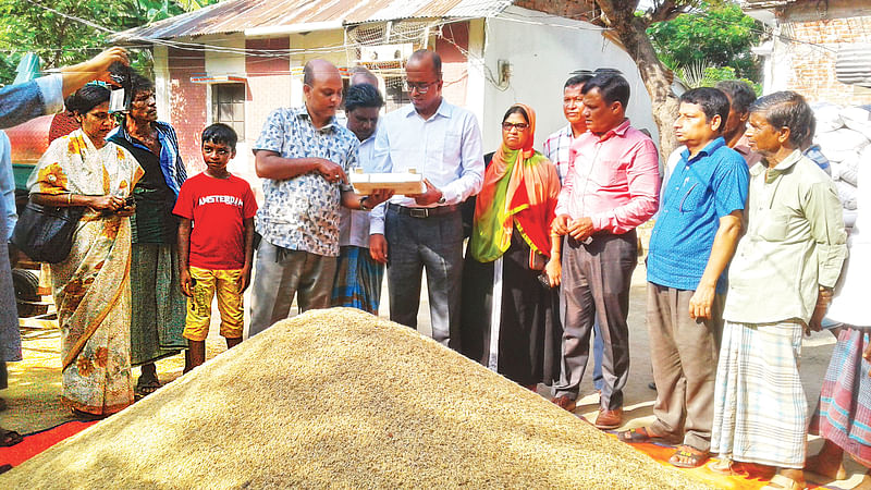 চট্টগ্রামের পটিয়ায় কৃষকদের কাছ থেকে ধান সংগ্রহ করছেন ইউএনও হাবিবুল হাসান। গতকাল দুপুরে।  ছবি: প্রথম আলো