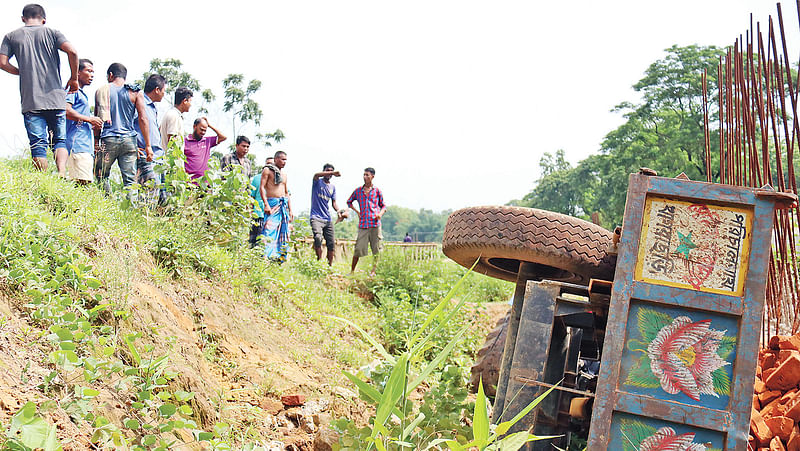 ইটভাটা থেকে ইট নিয়ে যাওয়ার পথে পাহাড় উঠতে গিয়ে ট্রাক্টরটি নিয়ন্ত্রণ হারিয়ে খাদে পড়ে যায়। আহত অবস্থায় চালককে উদ্ধার করে সদর হাসপাতালে ভর্তি করা হয়। গতকাল সকাল ৯টায় খাগড়াছড়ি সদরের ঠাকুরছড়া নতুনবাজার এলাকায়।  নীরব চৌধুরী