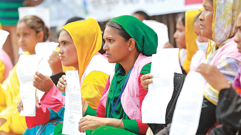 আশুলিয়ার একটি পোশাক কারখানায় শ্রমিক ছাঁটাইয়ের প্রতিবাদে অবস্থান ধর্মঘট পালন করেন কারখানাটির শ্রমিকেরা। গতকাল রাজধানীর জাতীয় প্রেসক্লাবের সামনে।  ছবি: প্রথম আলো