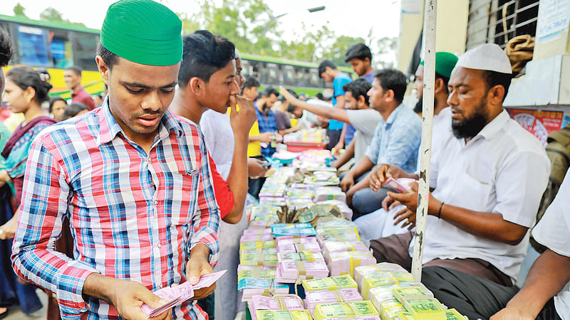 শিশুদের ঈদ সেলামি দিতে নতুন টাকা সংগ্রহে অনেকে ছুটছেন গুলিস্তানে নতুন টাকার বাজারে। একটু চড়া দামেই নতুন নোট কিনতে হচ্ছে বলে অভিযোগ ক্রেতাদের।  ছবি: শুভ্র কান্তি দাশ