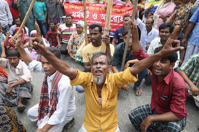 বেতন ভাতার দাবিতে শ্রমিকদের বিক্ষোভ। ডেমরা, ঢাকা। সাম্প্রতিক ছবি