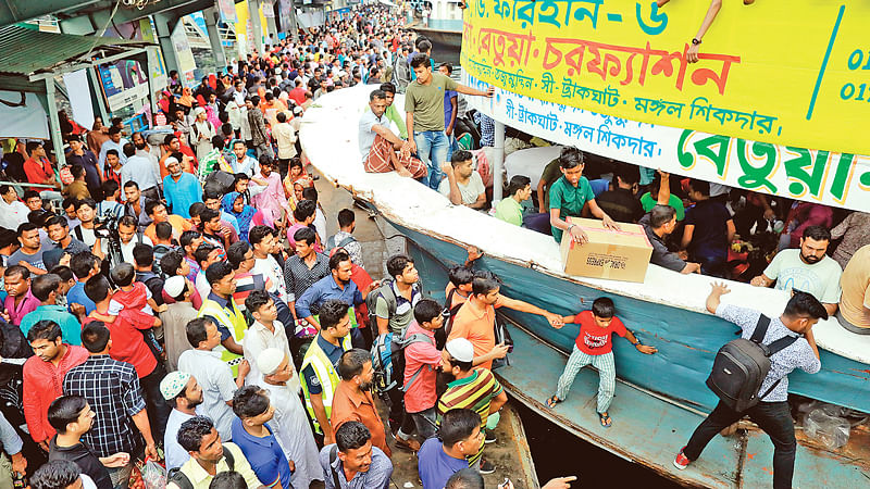 ভিড় ঠেলে লঞ্চে উঠছে যাত্রীরা, গতকাল বিকেলে রাজধানীর সদরঘাট লঞ্চ টার্মিনালে। ছবি: প্রথম আলো