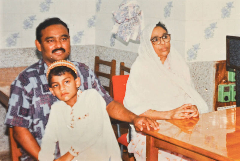 বাবা ইকবাল খানের সঙ্গে ছোট্ট তামিম