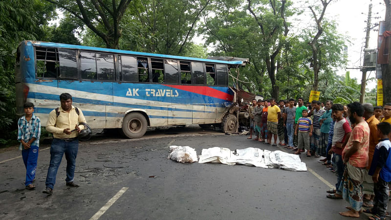 ফরিদপুরে গাছের সঙ্গে যাত্রীবাহী বাসের ধাক্কা লাগার ঘটনায় চারজনের প্রাণহানি ঘটে। ছবি: প্রথম আলো