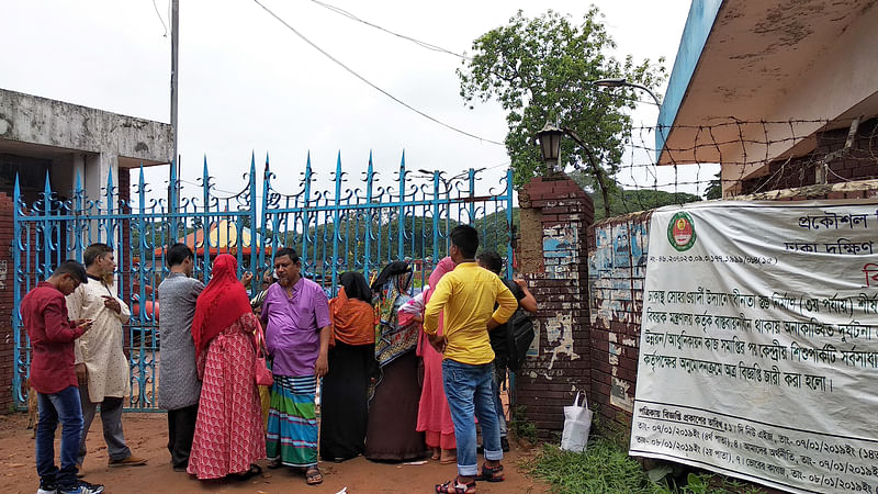 শিশুপার্কের বন্ধ ফটকে দর্শনার্থীর ভিড়। বৃহস্পতিবার দুপুরে তোলা ছবি: মাসুম আলী