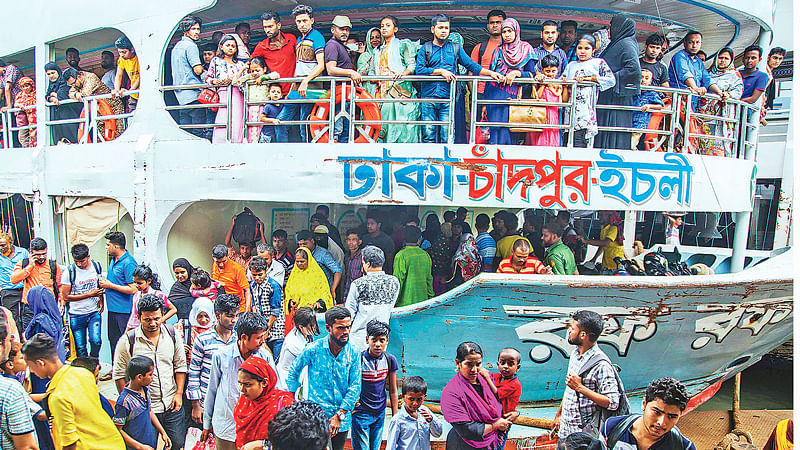 প্রিয়জনের সঙ্গে ঈদ উদ্‌যাপন শেষে ঢাকায় ফিরতে শুরু করেছে মানুষ। গতকাল সদরঘাট লঞ্চ টার্মিনালে।  ছবি: হাসান রাজা