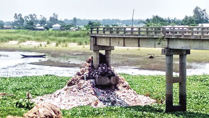 পৌর শহরের সব ময়লা-আর্বজনা গাড়িতে করে ফেলা হয় এখানে। গতকাল জামালপুর শহরের ফৌজদারি এলাকায় ব্রহ্মপুত্র নদে।  ছবি: প্রথম আলো