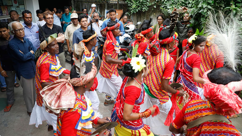 ‘ব্রাত্যজন’ শীর্ষক আলোকচিত্র প্রদর্শনীর উদ্বোধনী অনুষ্ঠানে দাসাই নৃত্য নৃগোষ্ঠীর সংস্কৃতি কর্মীদের। ছবি: আশরাফুল আলম