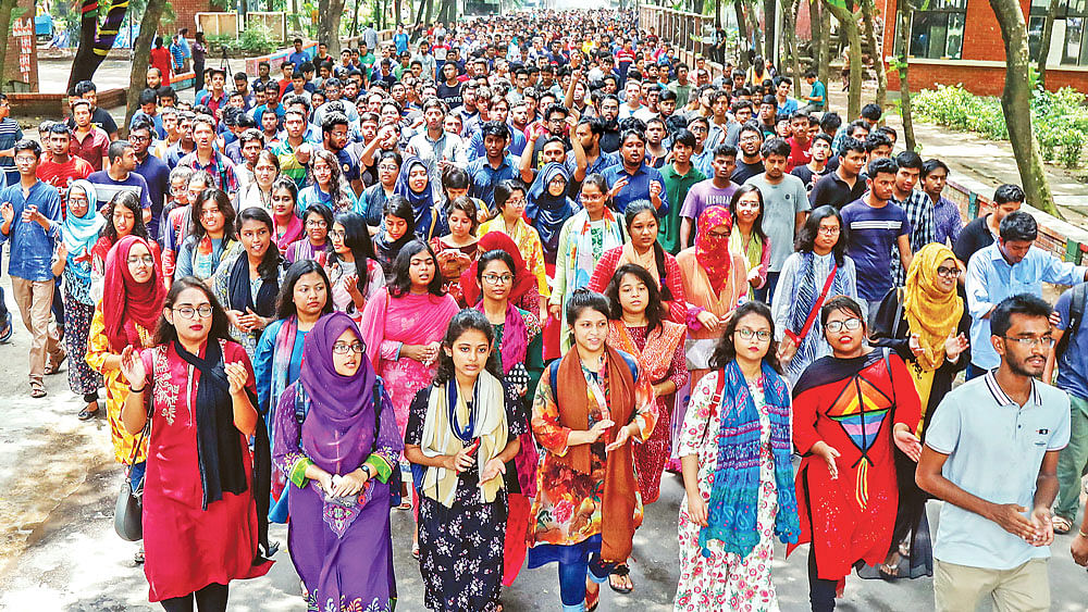 ১৬ দফা দাবিতে বুয়েটের শিক্ষার্থীরা ক্লাস বর্জন করে ক্যাম্পাস–সংলগ্ন সড়ক অবরোধ করার আগে বিক্ষোভ মিছিল করেন। গতকাল দুপুরে।  ছবি: প্রথম আলো