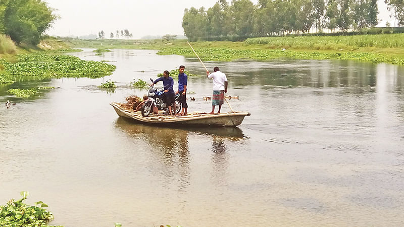 ঠাকুরগাঁও সদর ও পীরগঞ্জ উপজেলার মাঝ দিয়ে বয়ে যাওয়া টাঙ্গন নদে সেতু নেই। এ কারণে ১৭টি গ্রামের মানুষকে একটিমাত্র নৌকায় পারাপার হতে হয়। নৌকাটি ছেড়ে গেলে অপর পাড়ের লোকদের অপেক্ষায় থাকতে হয়। গত বৃহস্পতিবার পীরগঞ্জের চিরকুঘাট এলাকায়।  ছবি: প্রথম আলো