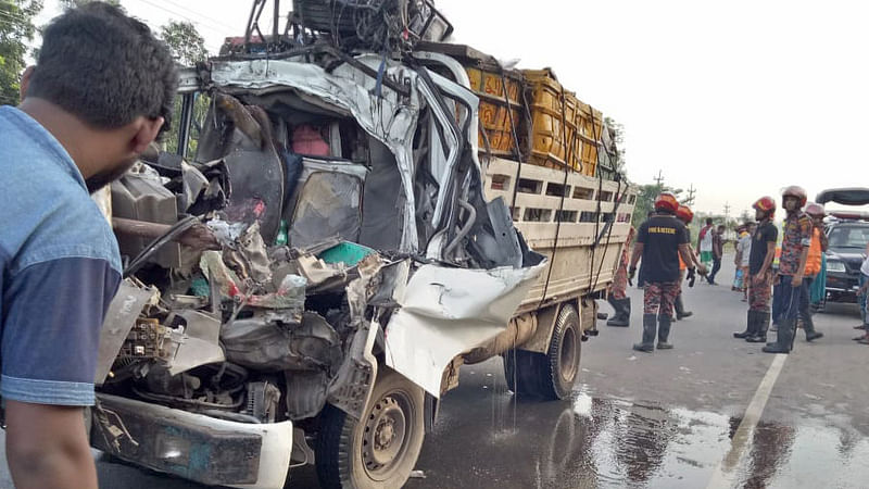 বড় ট্রাকের পেছনে ধাক্কা খেয়ে দুমড়েমুচড়ে যায় মাছবোঝাই মিনিট্রাকের সামনের অংশ। ছবি: মাহমুদুল হাসান