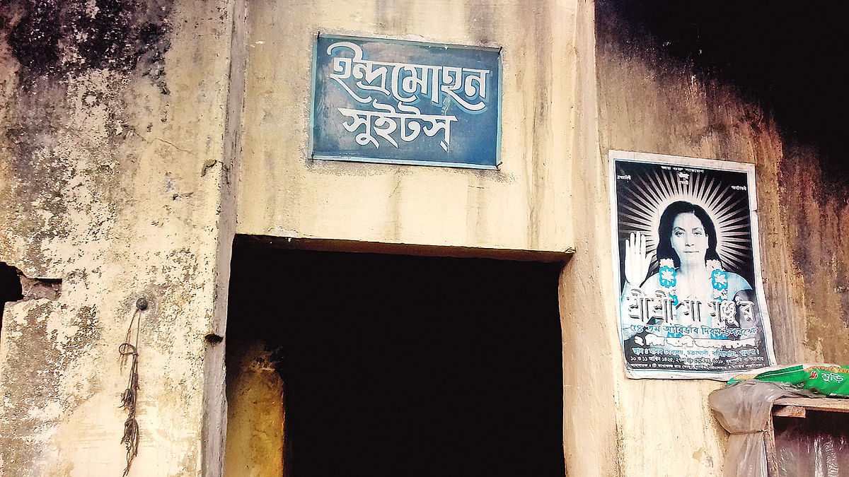 ১৩০ বছরের ঐতিহ্যবাহী ইন্দ্রমোহন সুইটস গত রোববার থেকে বন্ধ হয়ে গেছে। ইন্দ্রমোহন সুইটসের এই ভবন ভেঙে ফেলা হচ্ছে। গতকাল বিকেলে তোলা।  প্রথম আলো