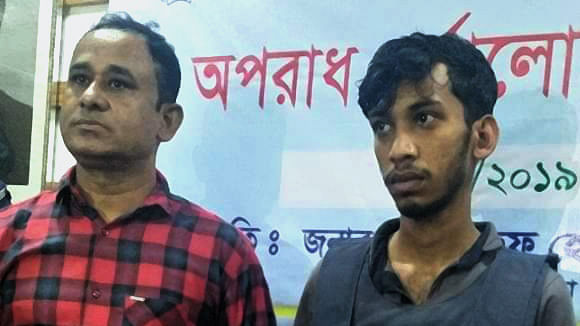 গ্রেপ্তার হওয়া রিফাত ফরাজীকে পুলিশের সংবাদ সম্মেলনে আনা হয়। ছবি: সংগৃহীত