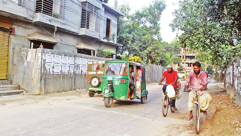 স্থানে স্থানে গতিরোধের কারণে ধীর হয়ে যাচ্ছে যানবাহনের গতি। টাঙ্গাইল শহর থেকে সদর উপজেলার চরাঞ্চলের কাকুয়া পর্যন্ত ১২ কিলোমিটার সড়কে এমন ৪০টি গতিরোধক স্থাপন করা হয়েছে।  ছবি: প্রথম আলো