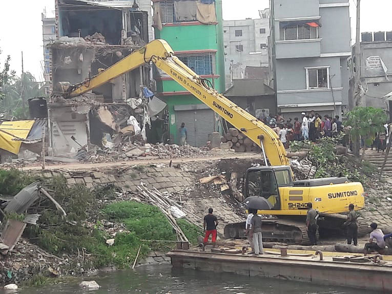 বুড়িগঙ্গা নদীর তীরে চতুর্থ ধাপে অবৈধ স্থাপনা উচ্ছেদ অভিযান চলছে। কেরানীগঞ্জ, ঢাকা, ৪ জুলাই। ছবি: সংগৃহীত