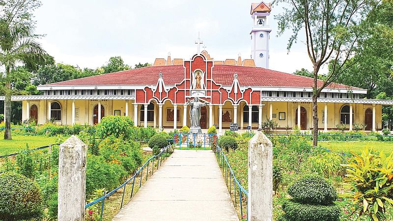 পর্তুগিজ স্থাপত্যরীতিতে তৈরি কয়েক শ বছর আগের গাজীপুরের সেন্ট নিকোলাস চার্চ।  প্রথম আলো