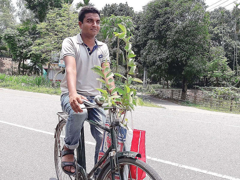 গাছের চারা নিয়ে ছুটছেন মাহমুদুল ইসলাম।