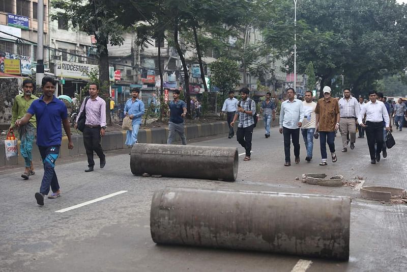 সড়কে বড় পাইপ রেখে প্রতিবন্ধকতা সৃষ্টি হয়েছে।