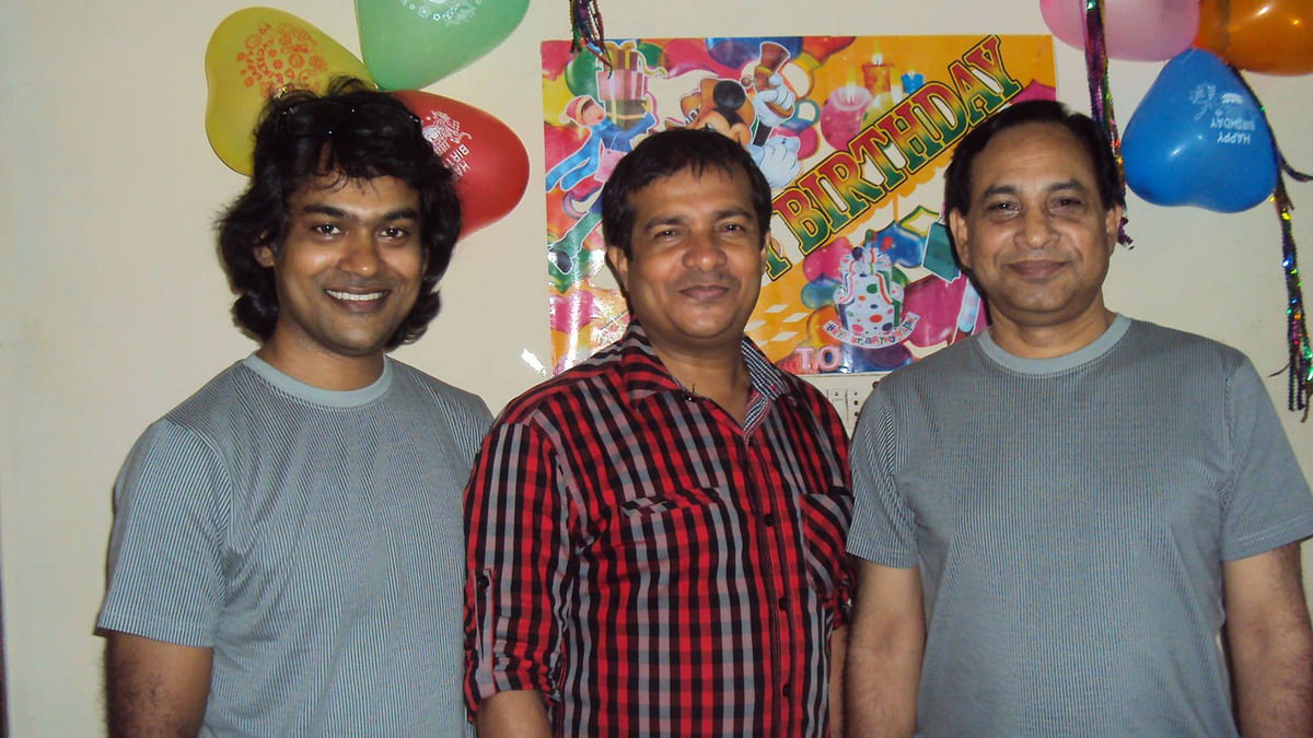 (বাঁ থেকে) সাইফ সুমন, প্রশান্ত হালদার ও মোহাম্মদ বারী। তিনজনই থিয়েটার আর্ট ইউনিট ছেড়েছেন। ছবি: ফেসবুক থেকে নেওয়া