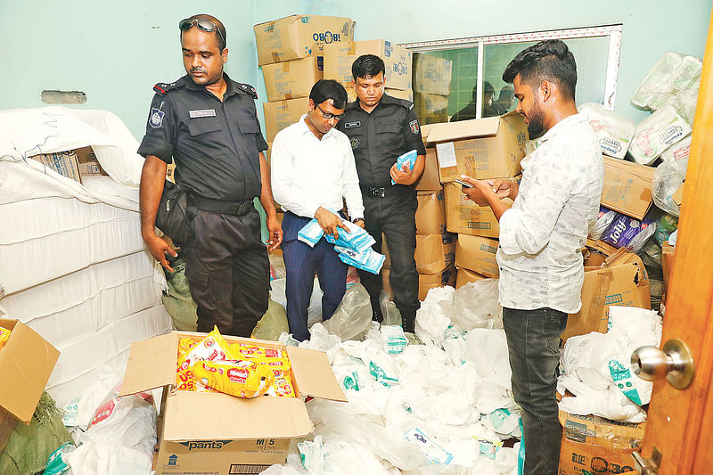 একটি গুদামে র‌্যাবের ভেজালবিরোধী অভিযান। গতকাল রাজধানীর চকবাজারে।  প্রথম আলো