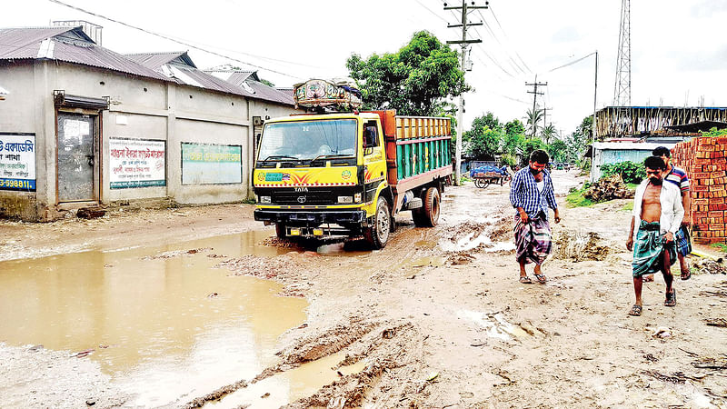 শ্রীপুর উপজেলার জৈনাবাজার থেকে শৈলাট গাজীপুর সড়ক। রোববার তোলা ছবি।  সাদিক মৃধা