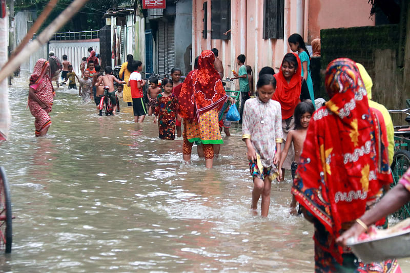 টানা বৃষ্টি আর পাহাড়ি ঢলে বেড়েছে সুরমা নদীর পানি। সুরমার উপচে পড়া পানিতে নতুন করে প্লাবিত হয়েছে অন্তত সিলেট জেলার শতাধিক গ্রাম। মাছিমপুর, সিলেট, ১৩ জুলাই। ছবি: আনিস মাহমুদ