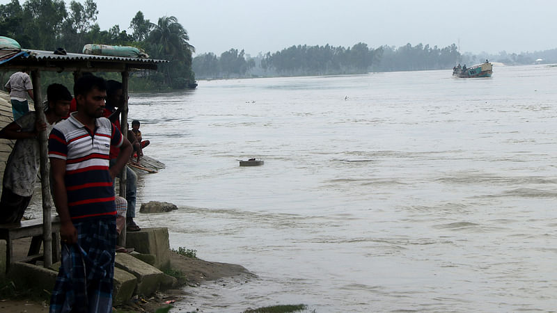 যমুনা নদীর পানি বগুড়ায় বিপৎসীমার ৩০ সেন্টিমিটার ওপর দিয়ে প্রবাহিত হচ্ছে। রৌহদহ , সারিয়াকান্দি, বগুড়া, ১৪ জুলাই। ছবি: সোয়েল রানা