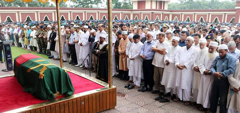 জাতীয় পার্টির (জাপা) চেয়ারম্যান এইচ এম এরশাদের প্রথম নামাজে জানাজা অনুষ্ঠিত হয় ঢাকা সেনানিবাসের কেন্দ্রীয় জামে মসজিদ প্রাঙ্গণে। ছবি: জাতীয় পার্টির সৌজন্যে