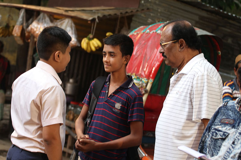 পরিচালক কাজী হায়াৎ দুই শিশুশিল্পীকে দৃশ্য বুঝিয়ে দিচ্ছেন। ছবি: প্রথম আলো