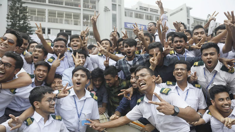 এইচএসসি পরীক্ষার ফল পেয়ে রাজউক কলেজের শিক্ষার্থীদের উচ্ছ্বাস। উত্তরা, ঢাকা, ১৭ জুলাই। ছবি: তানভীর আহাম্মেদ