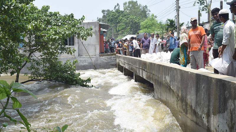 ঘাঘট নদের পানির চাপে গতকাল মঙ্গলবার গভীর রাতে গাইবান্ধার কদমেরতল এলাকায় একটি সেতু দেবে গেছে। ছবি: শাহাবুল শাহীন