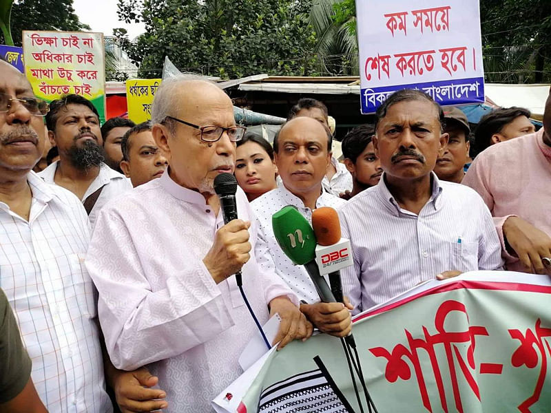 নারী ও শিশু নির্যাতন আইন (২০০৩)-এর সুষ্ঠু প্রয়োগের দাবিতে বিকল্পধারা আয়োজিত মানববন্ধনে বক্তব্য দেন বিকল্পধারা বাংলাদেশের সভাপতি বি চৌধুরী। ছবি: সংগৃহীত