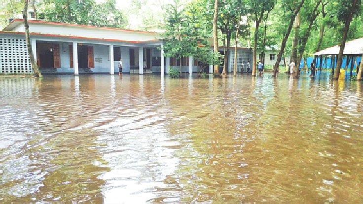 পানিনিষ্কাশনের পর্যাপ্ত ব্যবস্থা না থাকায় বৃষ্টি হলেই চট্টগ্রামের সাতকানিয়া আদালত প্রাঙ্গণ পানিতে ডুবে যায়। গত সপ্তাহের ভারী বর্ষণে পানি জমে এখনো জলাবদ্ধ আদালত প্রাঙ্গণ। গত বৃহস্পতিবার দুপুরে।  প্রথম আলো