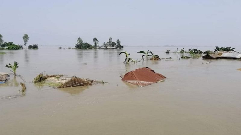 বন্যার পানিতে ভেসে গেছে ভাঙ্গুরগাছা চরের মানুষের বাড়িঘর। বৃহস্পতিবার, ১৮ জুলাই। ছবি: খোরশেদ আলম